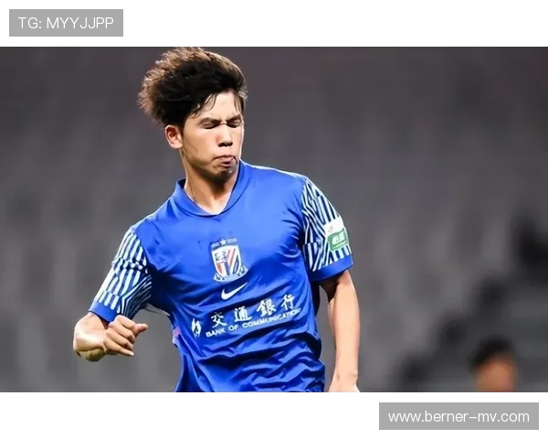 申花战术新变革:阿苏埃、米内罗锋线,鲍亚雄居中心。 申花战术新变革:阿苏埃、米内罗锋线,鲍亚雄居中心。